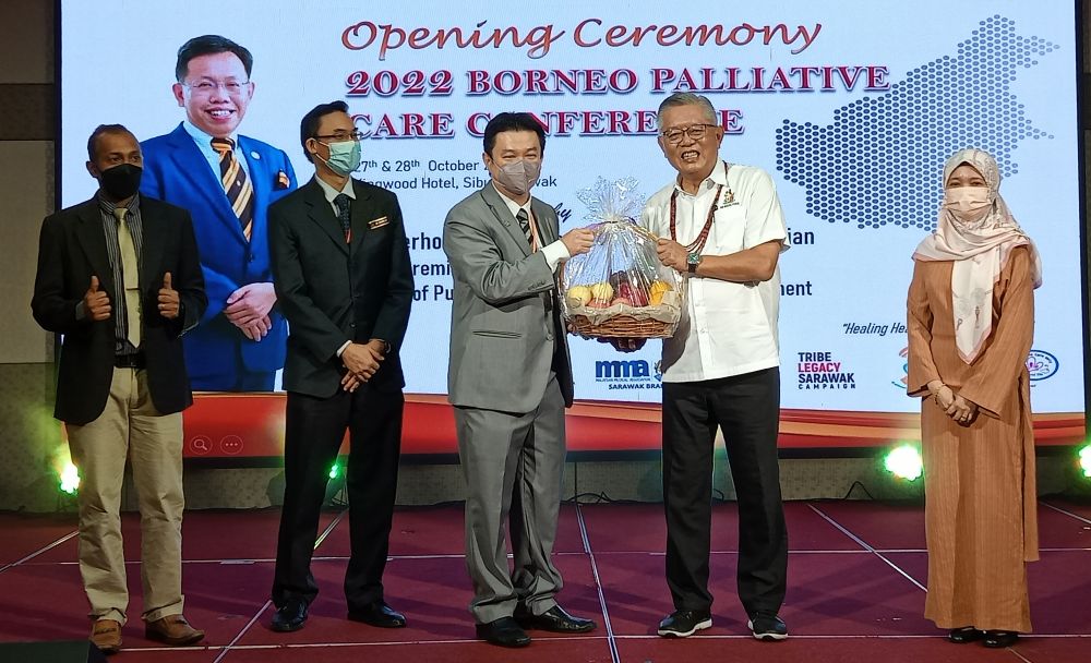 Ting (dua kiri) menerima cenderamata selepas merasmikan Persidangan Penjagaan Paliatif Borneo 2022 di Sibu, hari ini.