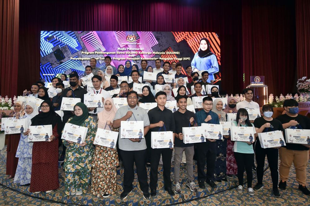  Sebahagian daripada 50 pelajar IPT di Zon Selatan menerima PerantiSiswa.