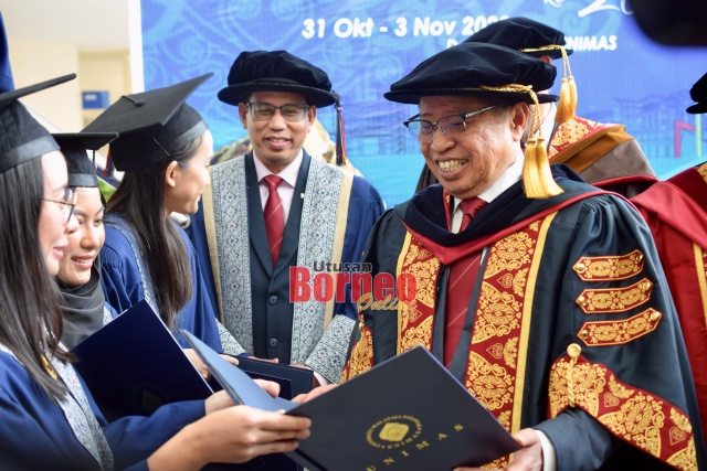 Abang Johari berkongsi kegembiraan dengan graduan Ijazah Sarjana Muda Program Perubatan yang ditaja oleh Yayasan Sarawak selepas majis konvokesyen. - Gambar Roystein Emmor