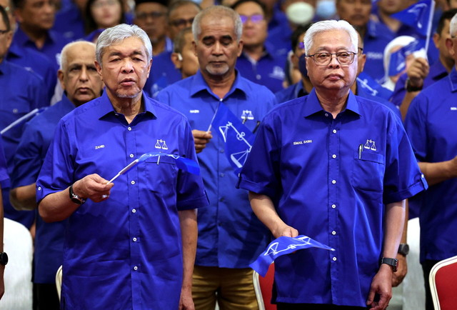 Ismail Sabri (kanan) bersama Ahmad Zahid (kiri) pada Majlis Pengumuman Calon-calon BN bagi PRU15 di Pusat Dagangan Dunia Kuala Lumpur (WTCKL), malam tadi. - Gambar Bernama