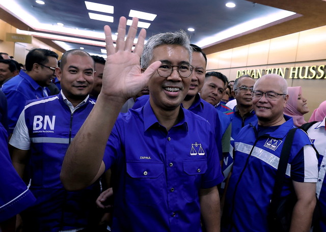 Tengku Zafrul hadir pada Majlis Pengumuman Para Calon BN bagi Pilihan Raya Umum ke-15 (PRU15) di Pusat Dagangan Dunia Kuala Lumpur (WTCKL), malam tadi. - Gambar Bernama 