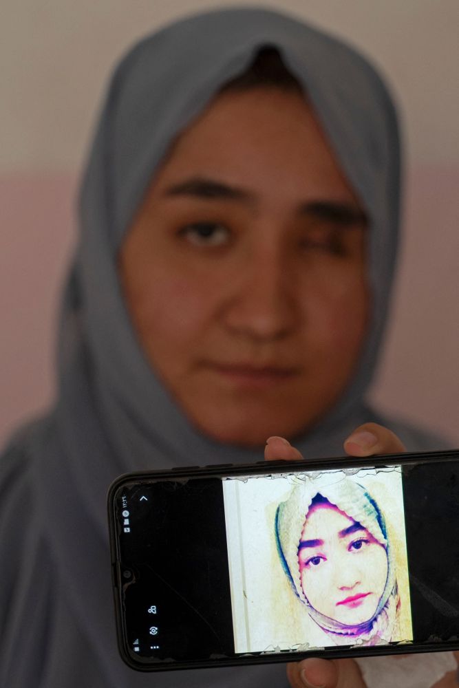 Fatima Amiri menunjukkan gambar lamanya pada telefon bimbit semasa temu bual dengan AFP di rumahnya di bandar Dasht-e-Barchi di Kabul kelmarin. — Gambar AFP