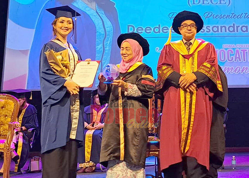  Penerima Anugerah Pelajar Terbaik SIDMA 2022, Deedee (kiri) menerima skrol Diploma daripada Dr Ananglangkah (tengah) sambil diperhati oleh Dr Morni (kanan).