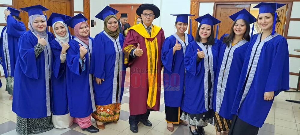  Dr Morni merakamkan gambar kenangan bersama sebahagian graduan yang terlibat dalam konvokesyen itu.