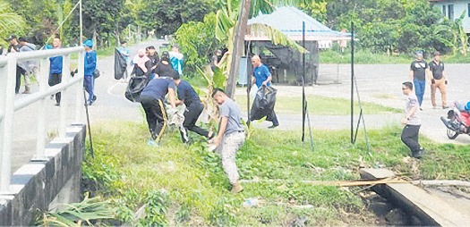  Program gotong-royong membersihkan sekitar kawasan kampung turut mendapat penglibatan penduduk.