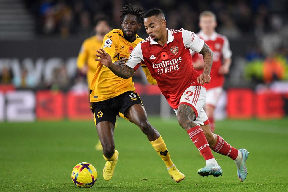 Pemain tengah Wolverhampton Boubacar Traore (kiri) bersaing dengan penyerang  Arsenal Gabriel Jesus pada perlawanan Liga Perdana  Inggeris di antaran Wolverhampton Wanderers dan Arsenal di stadium Molineux di Wolverhampton, England, kelmarin. — Gambar AFP