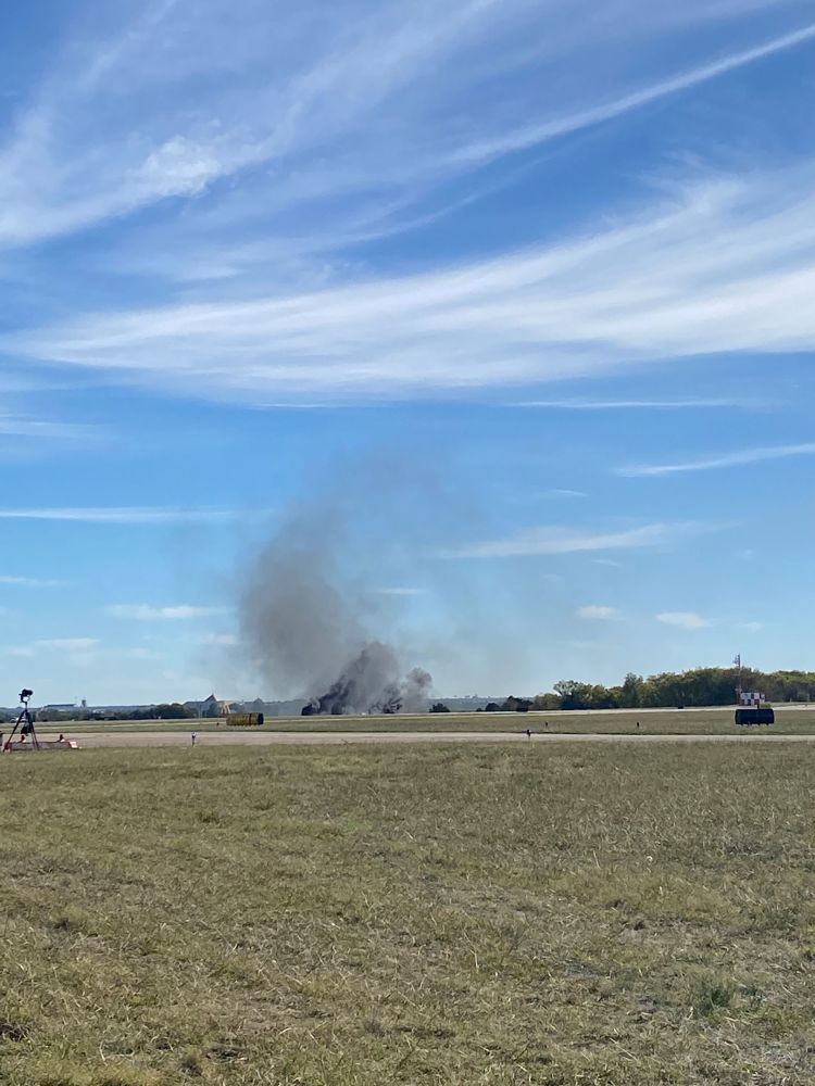 Gambar daripada akaun Twitter @GollyItsMollie menunjukkan asap berkepul di tempat kejadian selepas dua pesawat bertembung di udara semasa Wings Over Dallas Airshow di Lapangan Terbang Eksekutif Dallas di Dallas, Texas kelmarin. - Gambar AFP