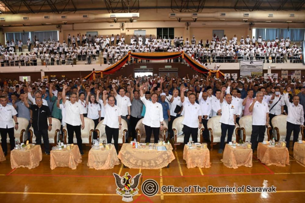 Abang Johari begambar kenang begulai enggau pesereta Seminar Ngenegapka Institusyen Ngatur Pengawa Renggat Baruh Bagi Menua Betong di Dewan Stephen Kalong Ningkan ensana. - Gambar ari Opis Premier Sarawak