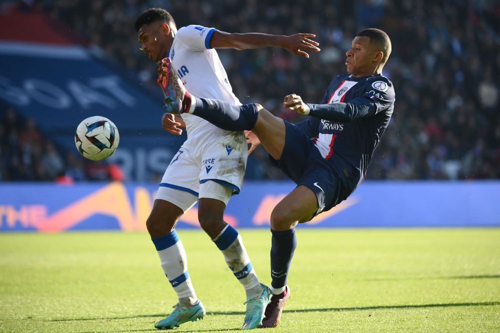 Mbappe (kanan) bersaing mendapatkan bola dengan pemain tengah Auxerre Rayan Raveloson pada perlawanan Ligue 1 Perancis di antara Paris Saint-Germain dan Auxerre di stadium Parc des Princes di Paris, kelmarin. — Gambar AFP