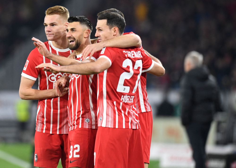 Grifo (dua kiri) meraikan gol kemenangan bersama rakan sepasukan pada perlawanan  Bundesliga Jerman di antara Freiburg menentang Union Berlin di  Freiburg, kelmarin. — Gambar AFP