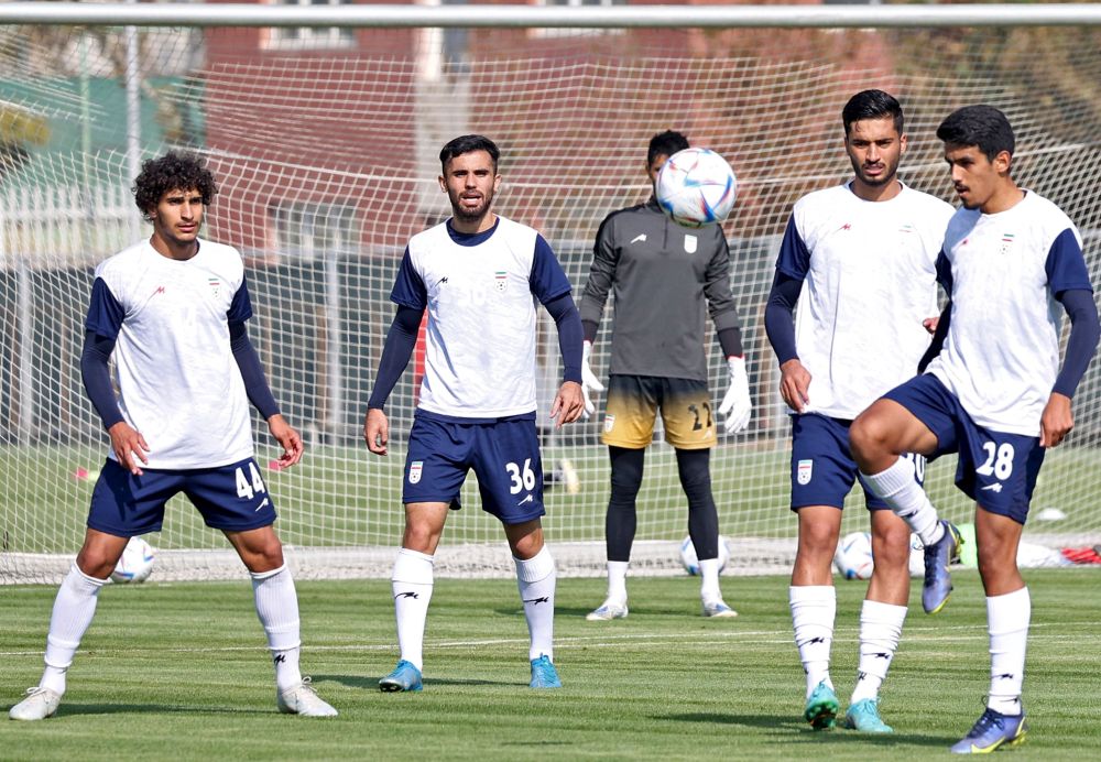 Pemain Iran jalani sesi latihan menjelang temasya Piala Dunia 2022 Qatar. — Gambar AFP