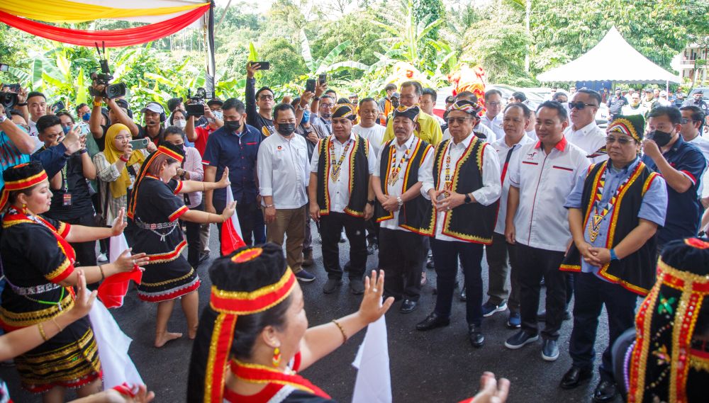 Penatai Abang Johari ngagai Program Sarawakku Sayang disambut enggau tanda selamat datai, seraya iya disempulang (ari kanan) Dr. Jerip, Willie, sereta (empat ari kanan) Sagah enggau Miro, kemari. -Gambar Muhammad Rais Sanusi