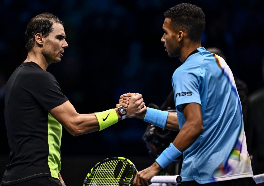 Nadal (kiri) berjabat tangan dengan Felix Auger-Aliassime selepas tamat pertembungan di antara mereka berdua pada Kejohanan ATP Final di Turin. — Gambar AFP