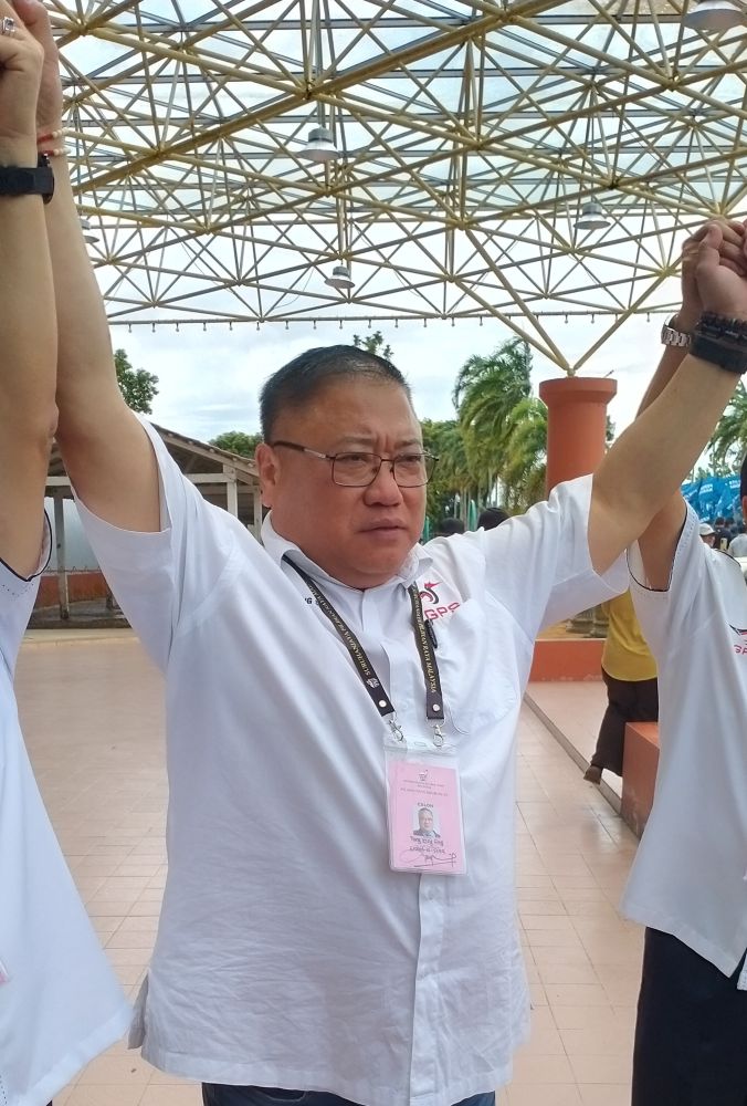Gambar fail 5 November lalu menunjukkan Tiong menjulang tangannya semasa penamaan calon di Dewan Suarah Bintulu.