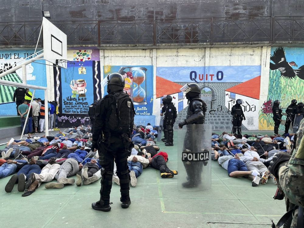 Gambar serahan pihak berkuasa penjara SNAI menunjukkan anggota keselamatan berkawal semasa operatif di penjara Pichincha 1 di Quito, Ecuador kelmarin. — Gambar AFP 