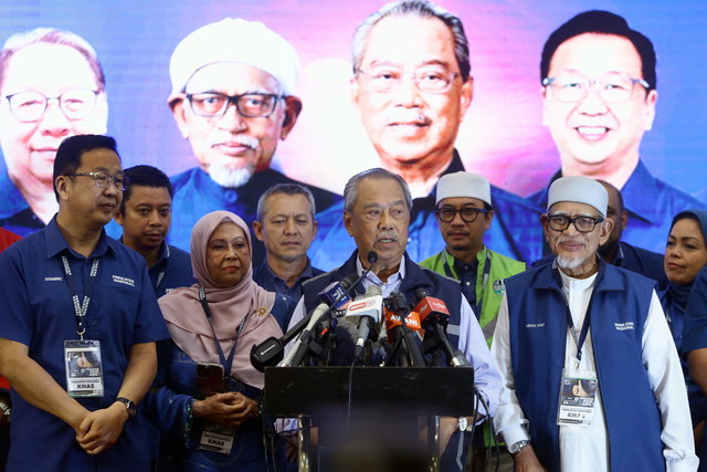 Pengerusi Perikatan Nasional Tan Sri Muhyiddin Yassin (tengah) pada sidang media mengenai keputusan rasmi Pilihan Raya Umum ke -15 (PRU15) di sebuah hotel hari ini. -Gambar Bernama