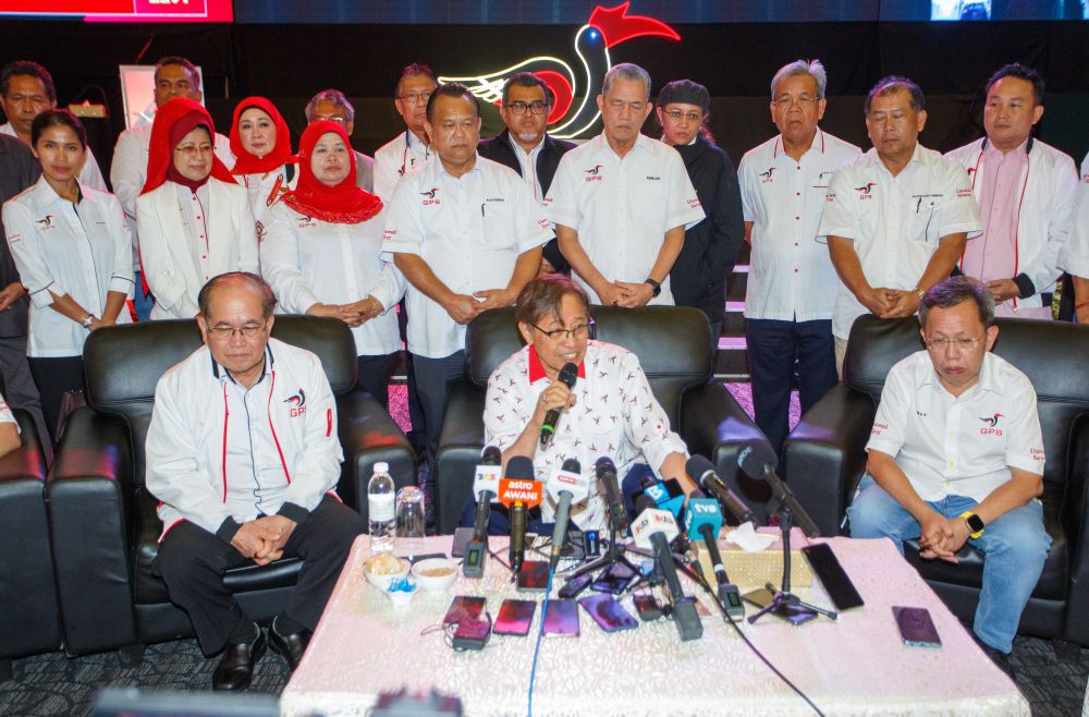 Dr Sim (duduk kanan) bersama pemimpin GPS diketuai Premier Sarawak Datuk Patinggi Tan Sri Abang Johari Tun Openg (duduk tengah). - Gambar Muhammad Rais Sanusi