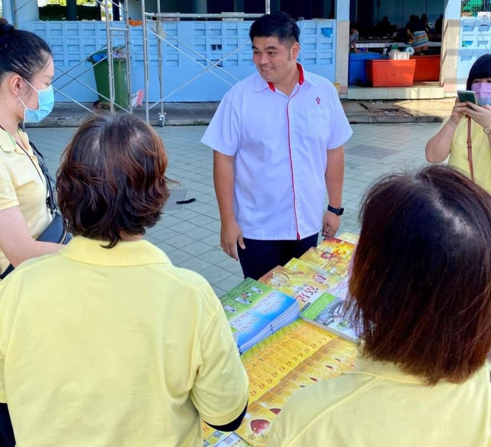 Chiew semasa menyantuni rakyat sekitar Bintulu sebagai tanda penghargaan serta terima kasih kepada mereka.