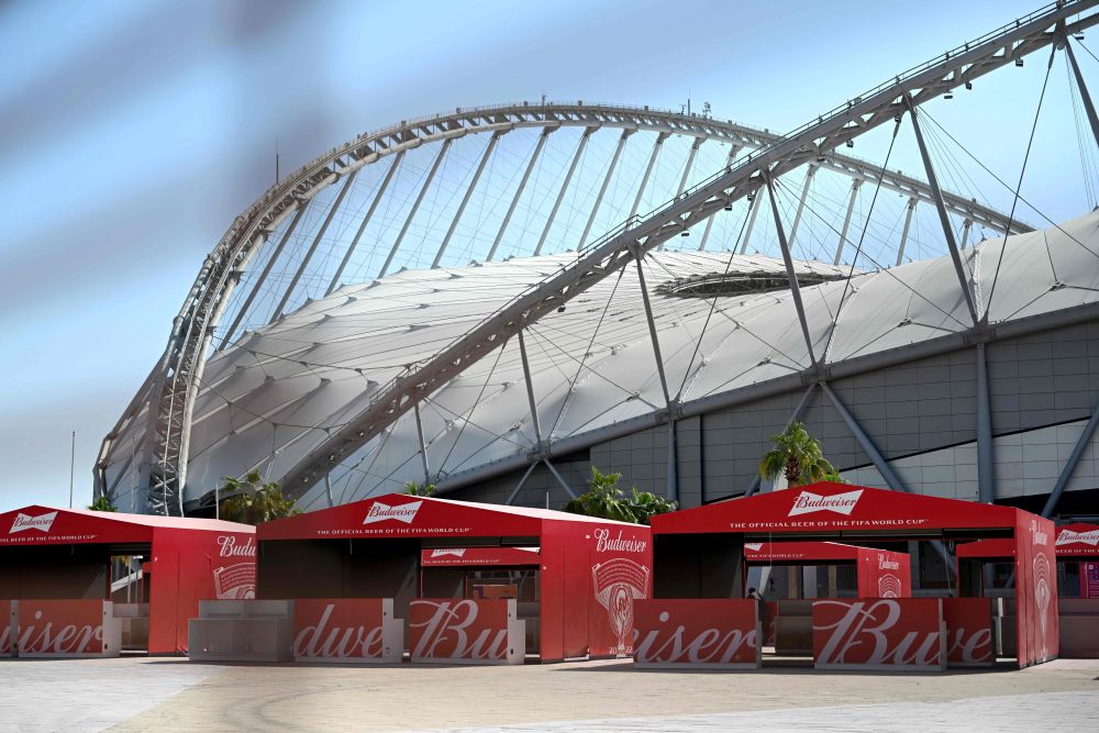 Kios bir Budweiser diletakkan di luar Stadium Antarabangsa Khalifa menjelang Piala Dunia 2022 Qatar. — Gambar AFP