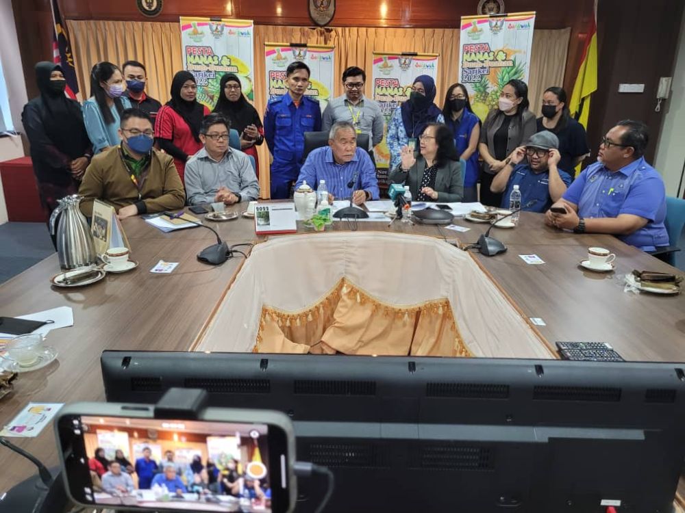 (Duduk, dari tiga kiri) Len dan Tan bersama wakil agensi yang terlibat dengan penganjuran Pesta Nanas dan Buah-buahan Sarikei 2022 merakam gambar bersama sejurus selesai bermesyuarat baru-baru ini.