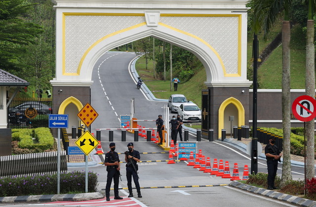 - Pihak polis mengawal ketat laluan menuju ke pekarangan Pintu 2 Istana Negara hari ini. - Gambar Bernama 