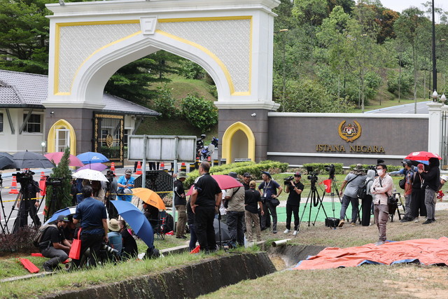 Petugas media berkumpul di hadapan Pintu Dua, Istana Negara bagi membuat liputan berhubung pembentukan kerajaan Persekutuan yang baharu hari ini. - Gambar Bernama