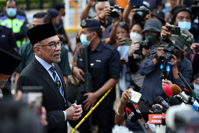 Anwar pada sidang media di Pintu Dua Istana Negara selepas beliau selesai menghadap Yang di-Pertuan Agong, Al-Sultan Abdullah Ri'ayatuddin Al-Mustafa Billah Shah hari ini. - Gambar Bernama