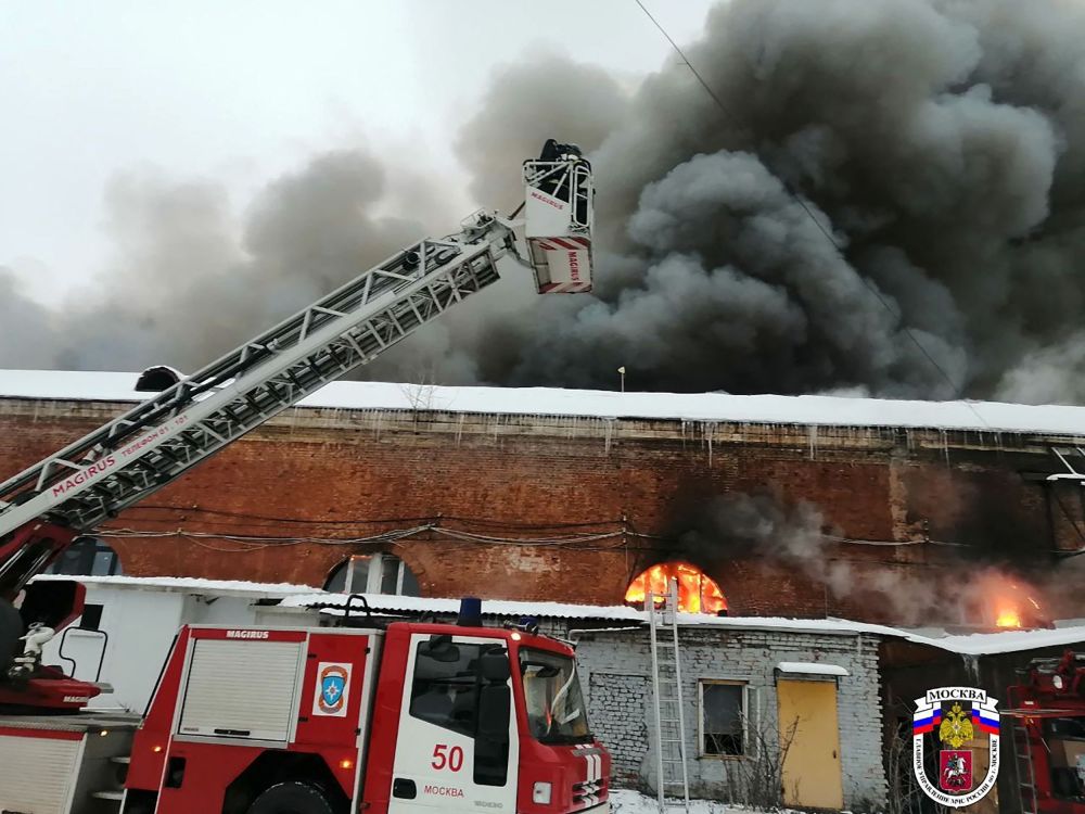 Gambar serahan Kementerian Situasi Kecemasan Rusia kelmarin menunjukkan anggota bomba giat memadam kebakaran gudang bata dua tingkat di Moscow. - Gambar AFP