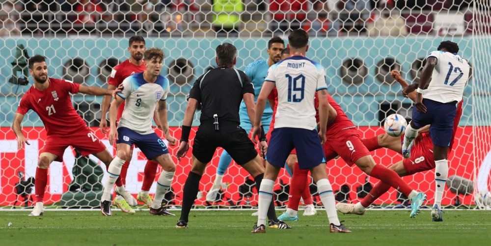 Saka (kanan) menjaringkan gol pada perlawanan Piala Dunia 2022 Qatar Kumpulan B di antara England dan Iran di Stadium Antarabangsa Khalifa di Doha, kelmarin. — Gambar AFP