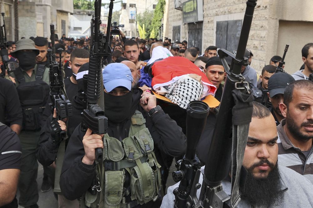 Penduduk dan pejuang Palestin mengusung jenazah Al-Saadi yang ditembak mati semasa serbuan oleh tentera rejim Israel di bandar Jenin di Tebing Barat kelmarin. — Gambar AFP 