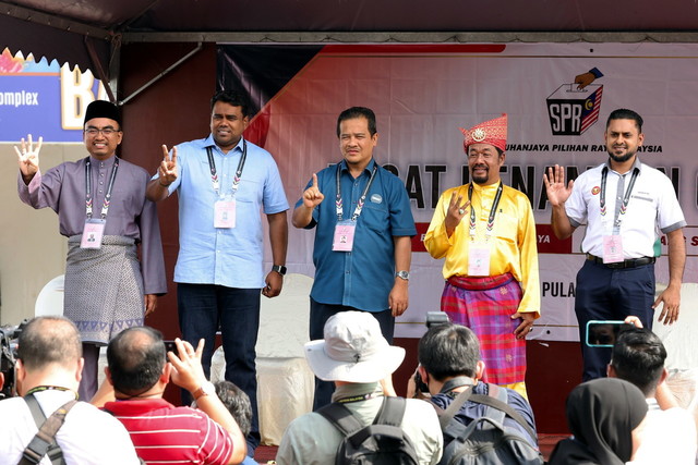 Calon-calon yang akan bertanding bagi Parlimen Padang Serai sempena PRU15 (dari kiri) Muhammad Sofee (Pakatan Harapan), Sivaraajh, Azman, Hamzah dan Sreanandha (Bebas) manakala calon Warisan Mohd Bakhri (tidak hadir) di Dewan Kompleks Sukan Kulim Hi-Tech hari ini. - Gambar Bernama 