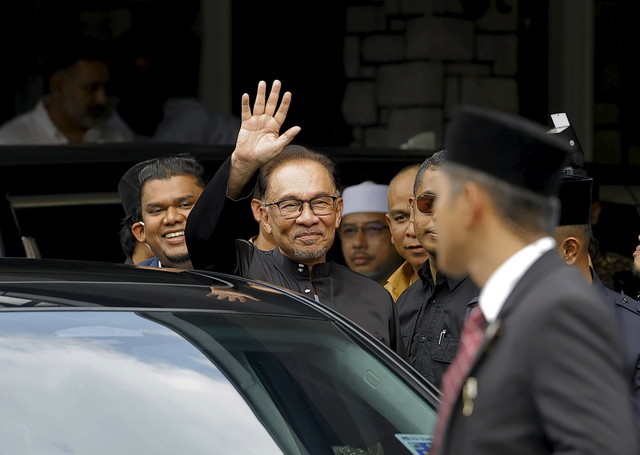  Pengerusi Pakatan Harapan (PH) yang juga Ahli Parlimen Tambun Datuk Seri Anwar Ibrahim bergerak ke Istana Negara untuk mengangkat sumpah sebagai Perdana Menteri ke-10. - Gambar Bernama