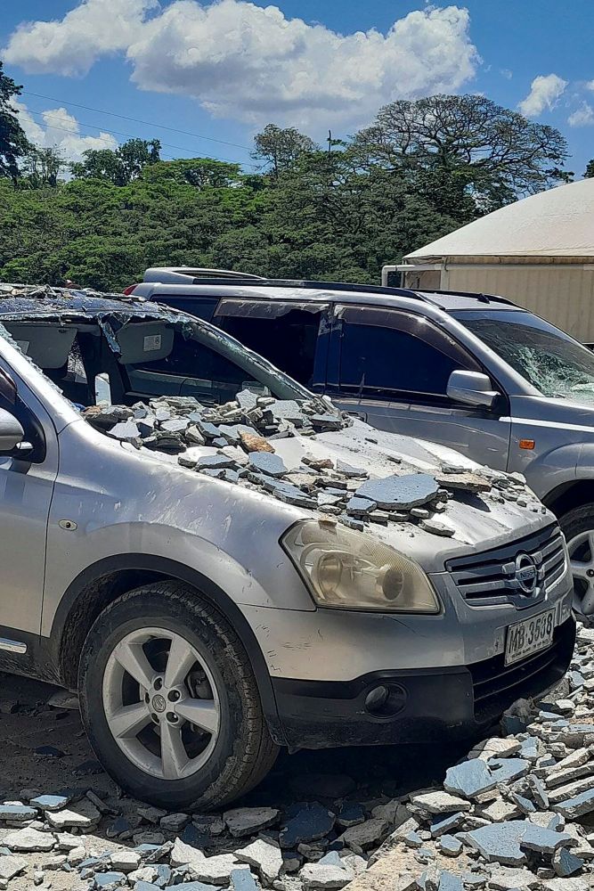 Kereta yang rosak akibat ditimpa serpihan di luar sebuah bangunan di Honiara kelmarin selepas gempa bumi berukuran 7.0 melanda Kepulauan Solomon. — Gambar AFP