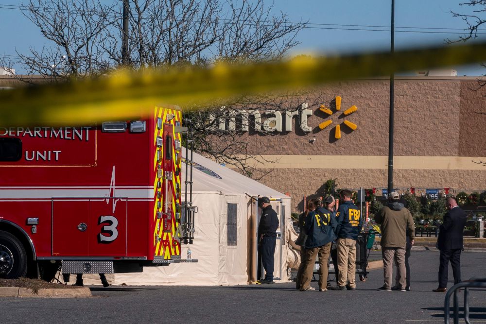  Pegawai FBI dan agensi penguat kuasa lain memeriksa lokasi di mana suspek yang dikenal pasti sebagai Bing (gambar sisipan) telah menembak mati enam orang di pasar raya Walmart di Chesapeake, Virginia kelmarin. — Gambar AFP