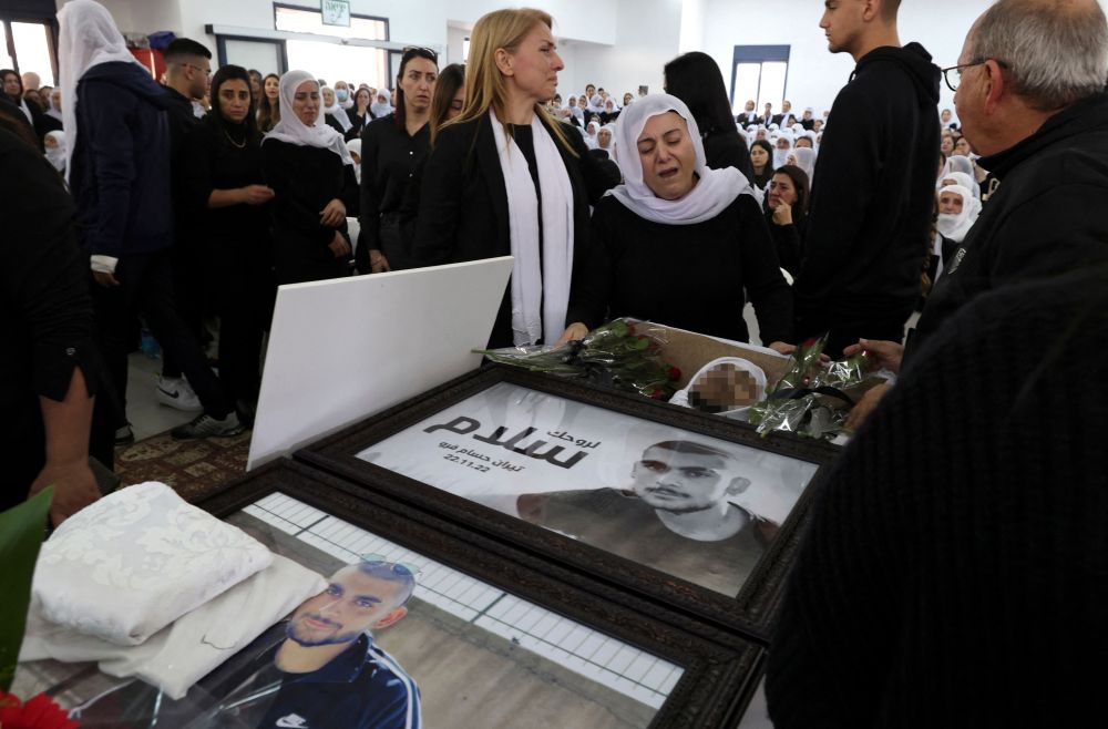 Wanita Druze Israel meratap di sisi mayat Fero semasa upacara pengebumiannya di Daliyat al-Karmel, kira-kira 20 kilometer tenggara Haifa kelmarin. — Gambar AFP