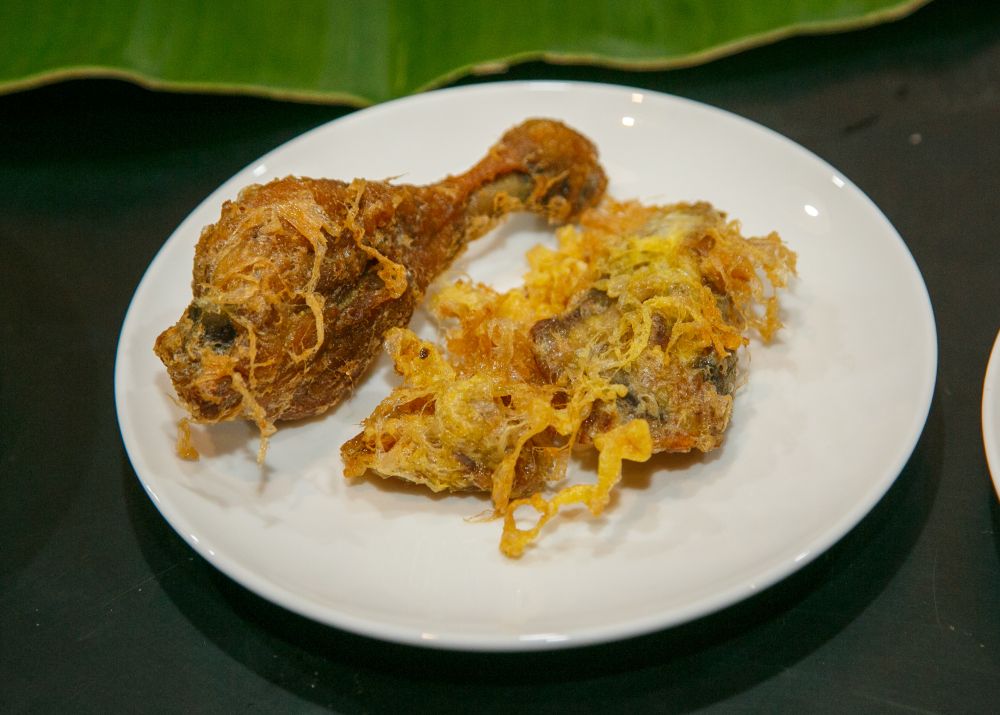  Ayam emas yang boleh didapati dengan harga RM10 di Restoran Pak Agus Indonesian Food cawangan Icom Square. - Gambar Muhammad Rais Sanusi