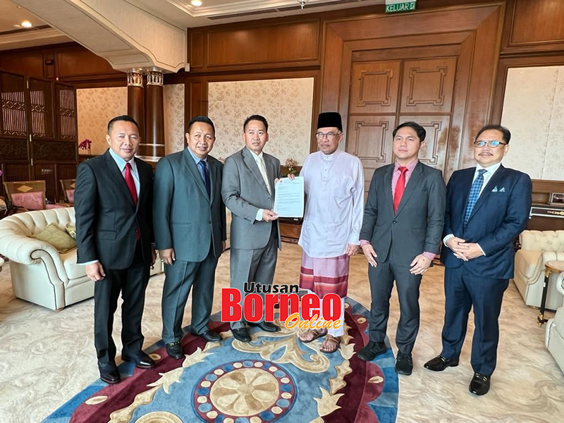  Peter (tiga kiri) bersama Wetrom (dua kiri), Ahli Parlimen Kudat Datuk Verdon Bahanda (kiri) dan Ahli Parlimen Tenom Riduan Rubin (dua kanan) bersama Anwar di Kuala Lumpur pada Jumaat.