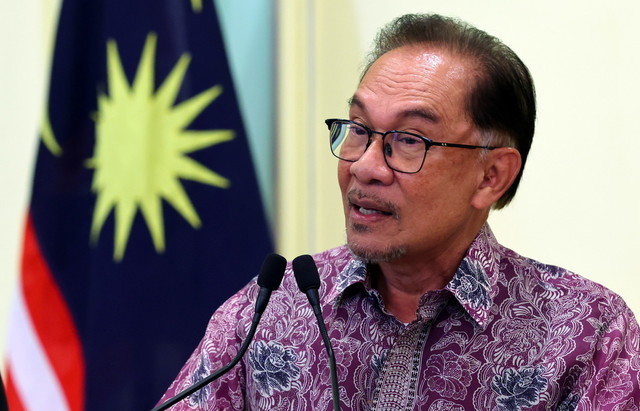 - Perdana Menteri Datuk Seri Anwar Ibrahim ketika sidang media selepas mempengerusikan Mesyuarat Khas Majlis Tindakan Sara Hidup Negara di Bangunan Perdana Putra hari ini. - Gambar Bernama 