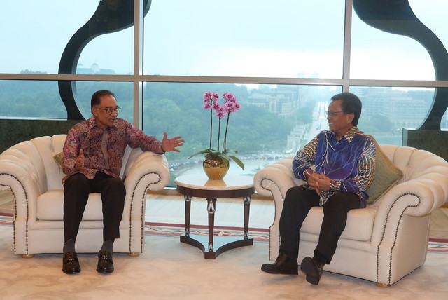 Anwar (kiri) menerima kunjungan hormat Mohd Shafie yang juga Ahli Parlimen Semporna di pejabatnya di Bangunan Perdana Putra hari ini. - Gambar Bernama 