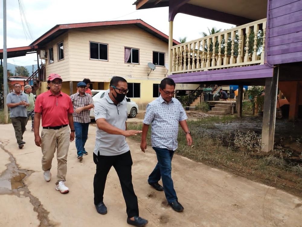  Mustapha (kanan) membuat lawatan ke Kampung Rampayan Manggatal untuk mengetahui permasalahan penduduk di kawasan Sepanggar.