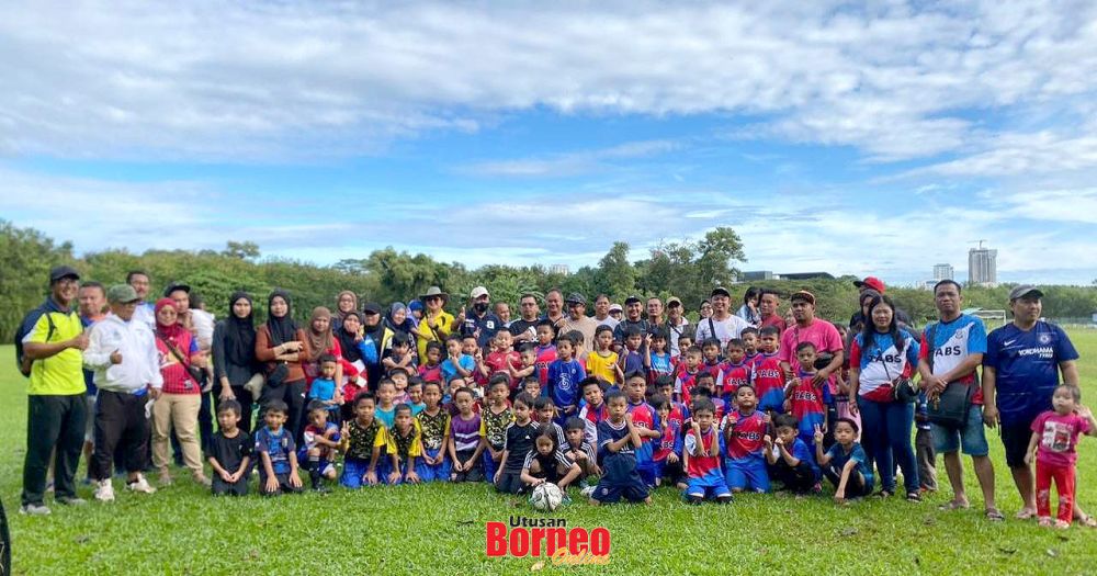  Lokman dan David merakamkan gambar kenangan dengan pasukan kanak-kanak yang mengambil bahagian beserta ibu bapa mereka.