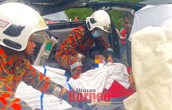  Pasukan bomba berusaha mengeluarkan mangsa yang tersepit di dalam kenderaan pacuan empat roda tersebut.