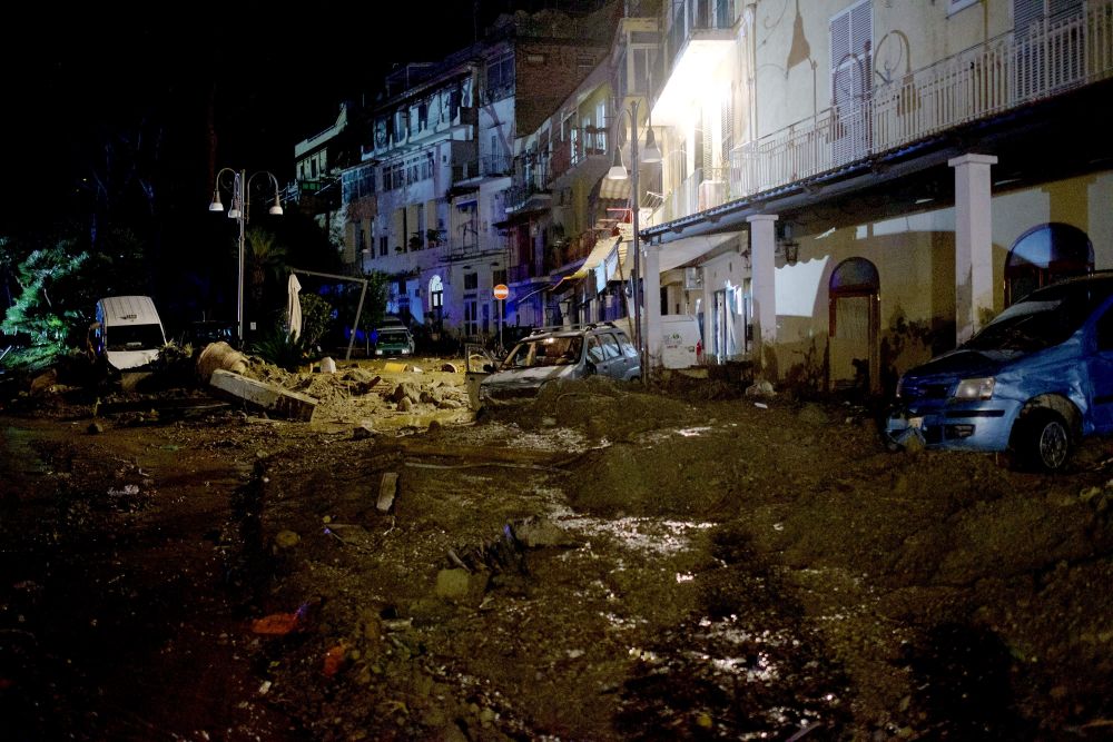 Keadaan di sebatang jalan yang berlumpur susulan tanah runtuh yang dicetuskan hujan lebat di Casamicciola, pulau Ischia kelmarin. - Gambar AFP