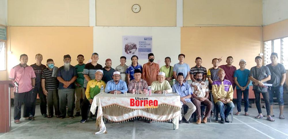  Yazid (tengah) merakamkan gambar kenangan bersama sebahagian para peserta yang menyertai bengkel yang diadakan di Kg Kota Ayangan.