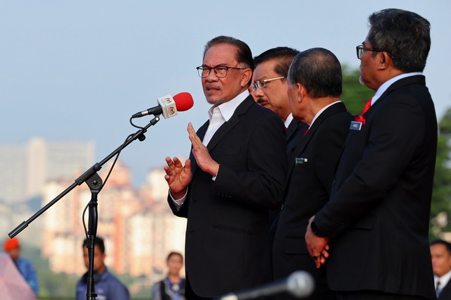 Anwar (tiga,kanan) ketika berucap pada Majlis Perjumpaan Perdana Menteri Bersama Warga Jabatan Perdana Menteri (JPM) bagi bulan November 2022 di Dataran Perdana Putra, Bangunan Perdana Putra hari ini. - Gambar Bernama 