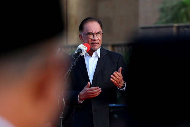 Perdana Menteri Datuk Seri Anwar Ibrahim ketika berucap pada Majlis Perjumpaan Perdana Menteri Bersama Warga Jabatan Perdana Menteri (JPM) bagi bulan November 2022 di Dataran Perdana Putra, Bangunan Perdana Putra hari ini. - Gambar Bernama 