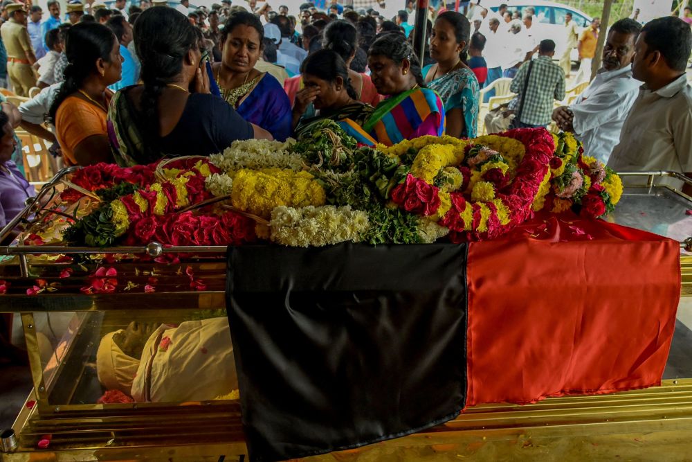 Gambar yang dirakam pada Sabtu menunjukkan ahli keluarga dan anggota parti DMK memberi penghormatan terakhir kepada Thangavel semasa majlis pengebumiannya di kampung Thalzhaiyur, Mettur, Tamil Nadu. - Gambar AFP