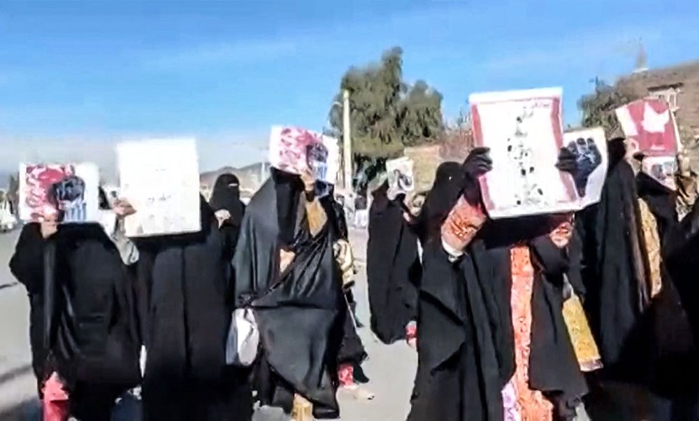 Tangkap layar video UGC pada Jumaat lalu menunjukkan sekumpulan wanita berarak membawa sepanduk antirejim di bandar Zahedan, wilayah Sistan-Baluchistan. - Gambar AFP