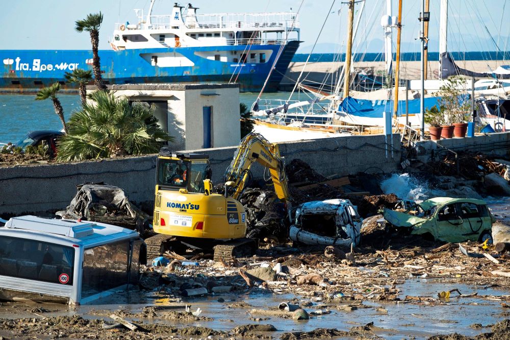 Jengkaut digunakan untuk membersihkan kawasan pelabuhan yang musnah di Casamicciola, kelmarin susulan bencana tanah runtuh yang dicetuskan hujan lebat di pulau selatan Ischia. - Gambar AFP