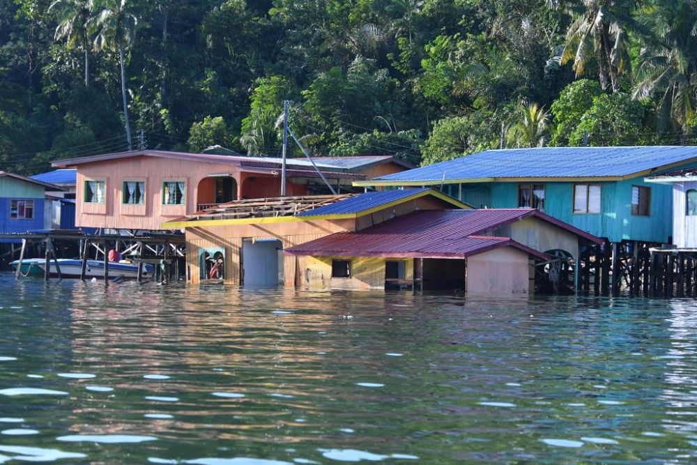  Rumah Shahrahim menjadi antara yang terjejas teruk dalam kejadian angin kencang di Pulau Gaya.